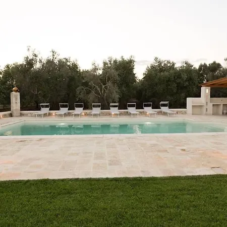 Trulli Tra Gli Ulivi オストゥーニ