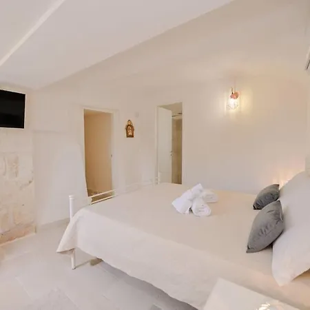 Trulli Tra Gli Ulivi *
