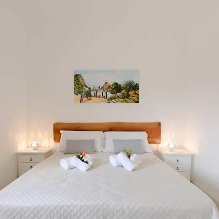 Trulli Tra Gli Ulivi *